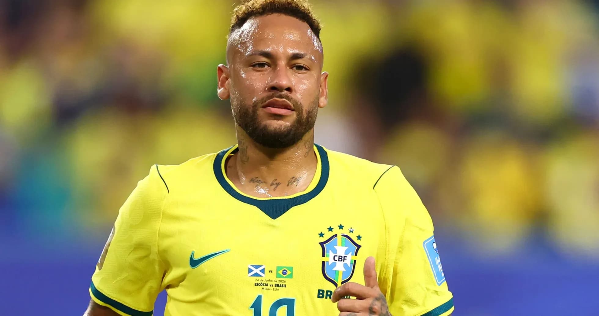 Neymar jugando con la camiseta de Brasil en el estadio