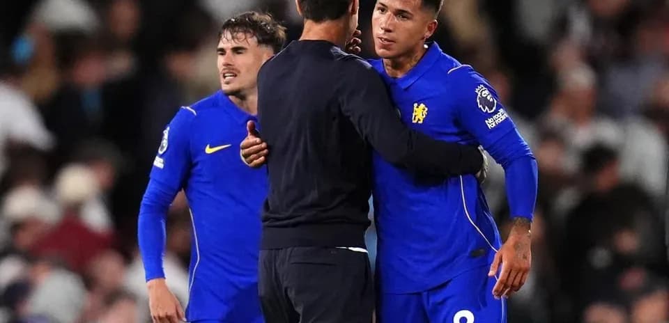 Jugadores de Chelsea abrazando al entrenador tras el partido
