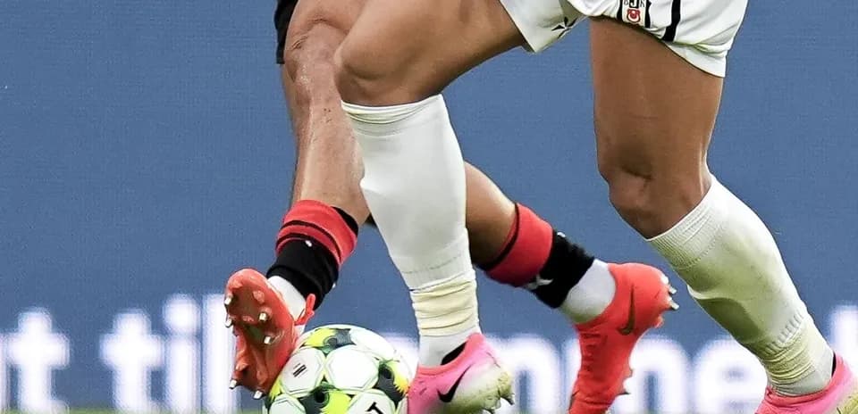 Jugadores compitiendo por el balón en fútbol