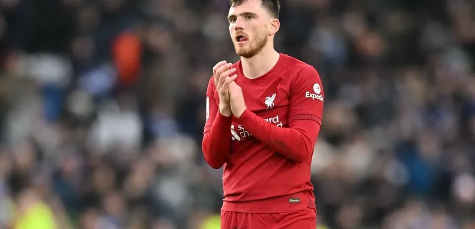 Jugador de Liverpool aplaudiendo a la afición