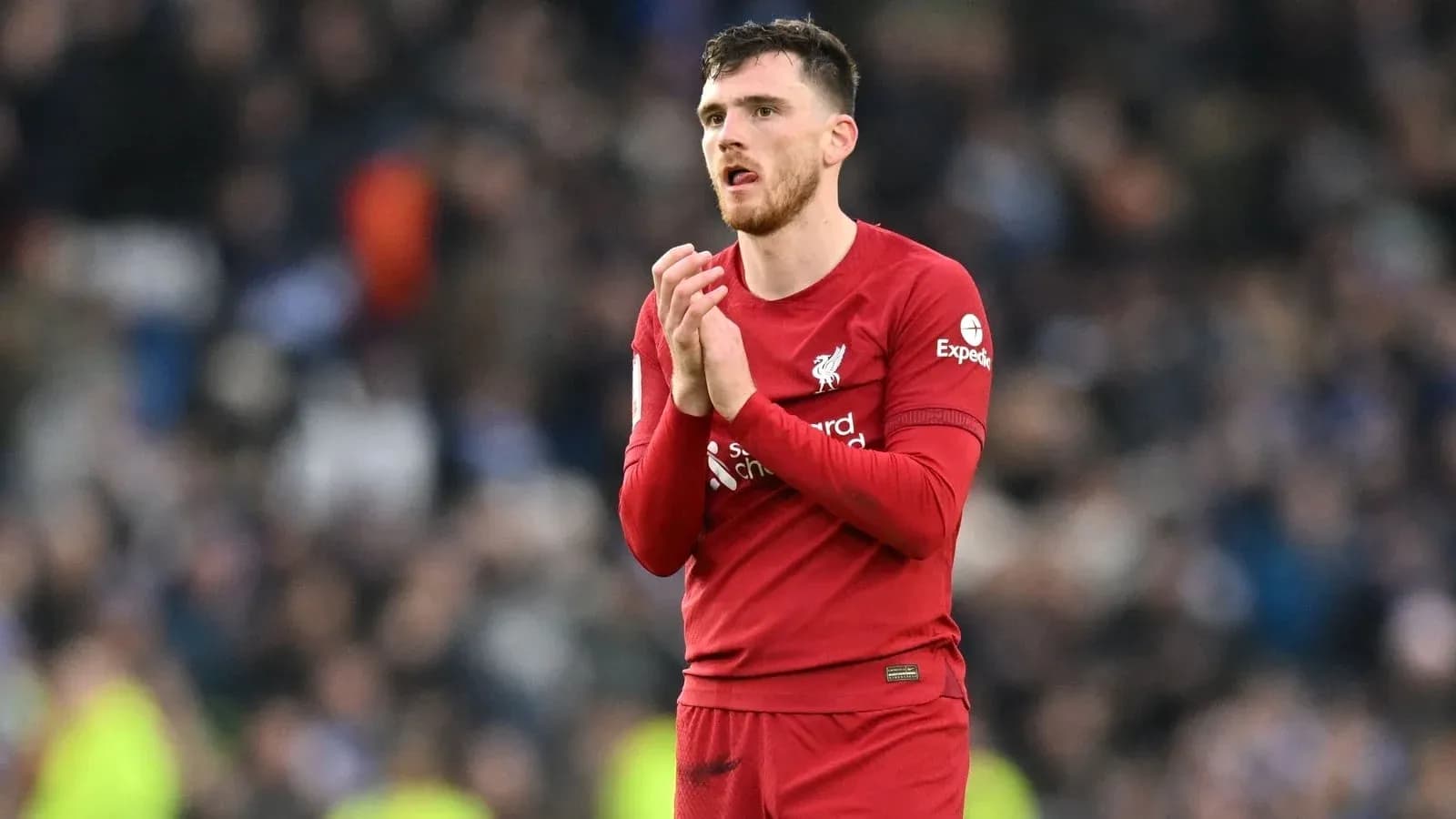 Jugador de Liverpool aplaudiendo a la afición