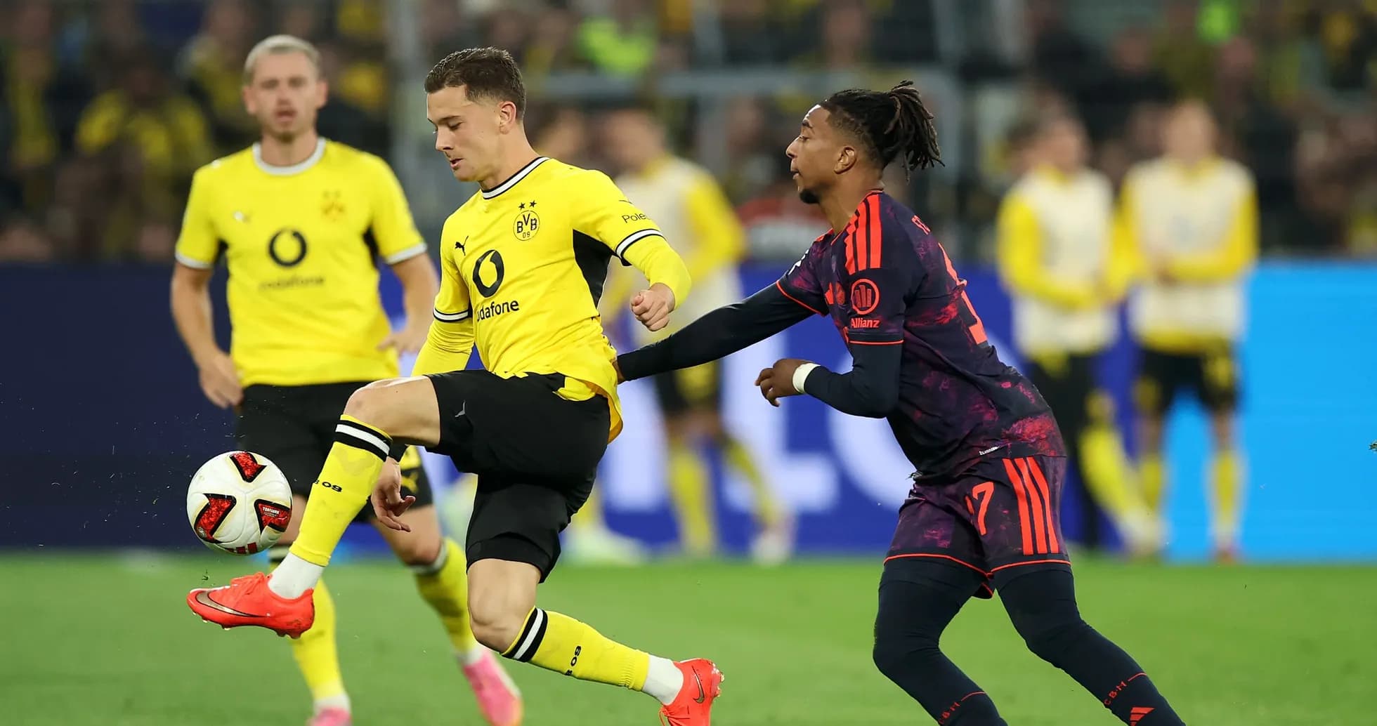 Jugadores compitiendo por el balón durante el partido