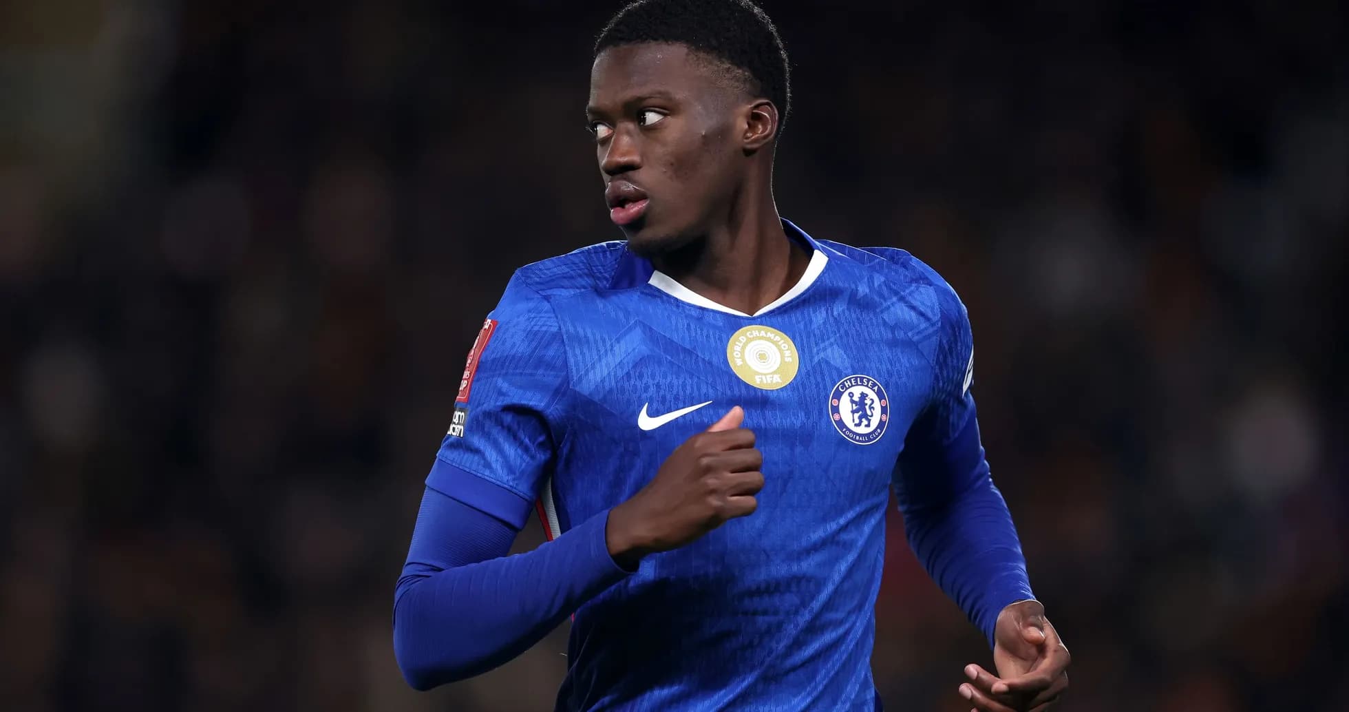 Jugador de Chelsea corriendo en el campo