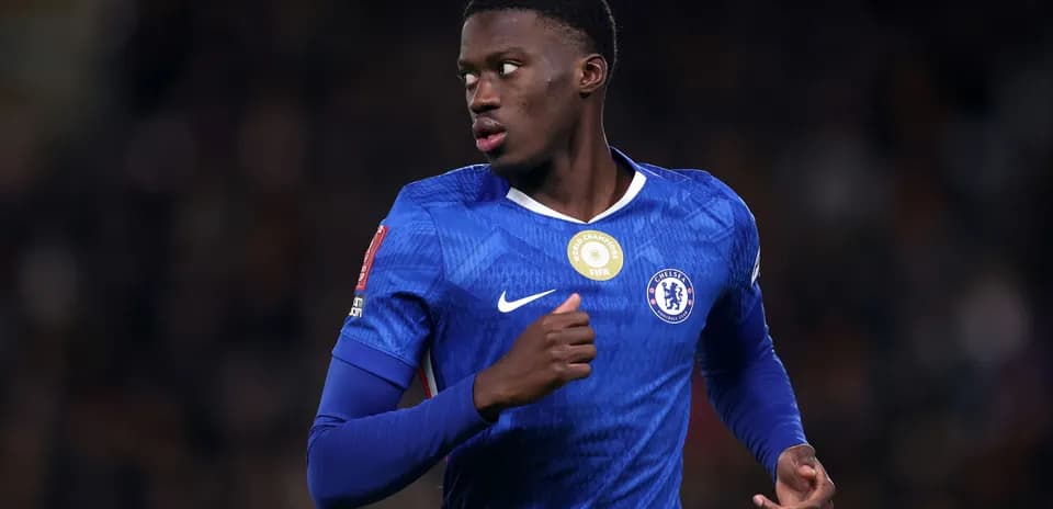 Jugador de Chelsea corriendo en el campo