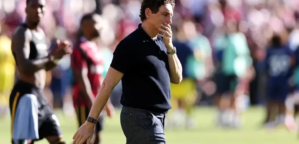 Entrenador caminando tras el partido en el estadio