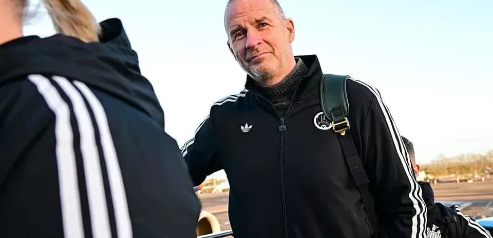 Entrenador con chaqueta deportiva en aeropuerto