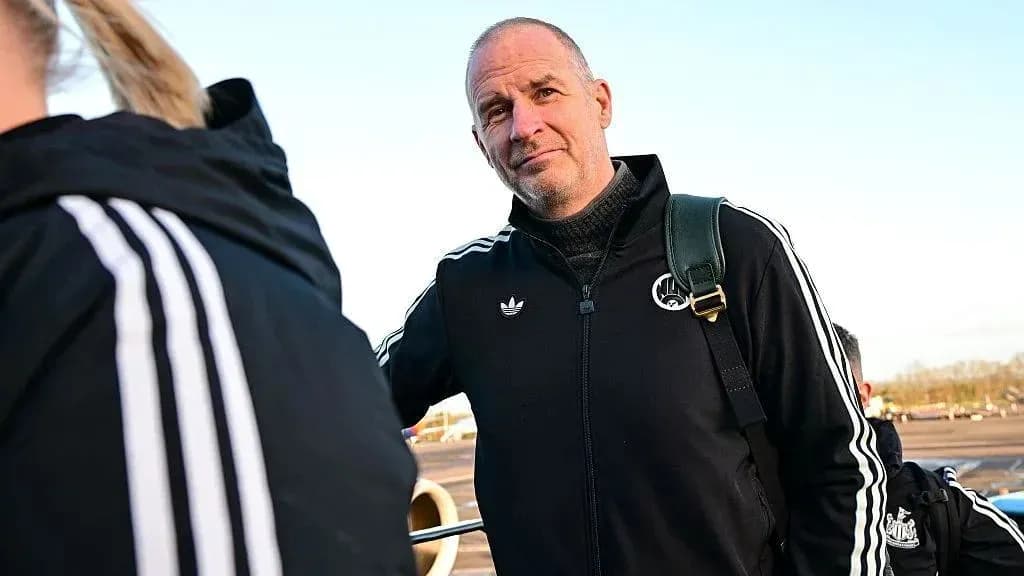 Entrenador con chaqueta deportiva en aeropuerto