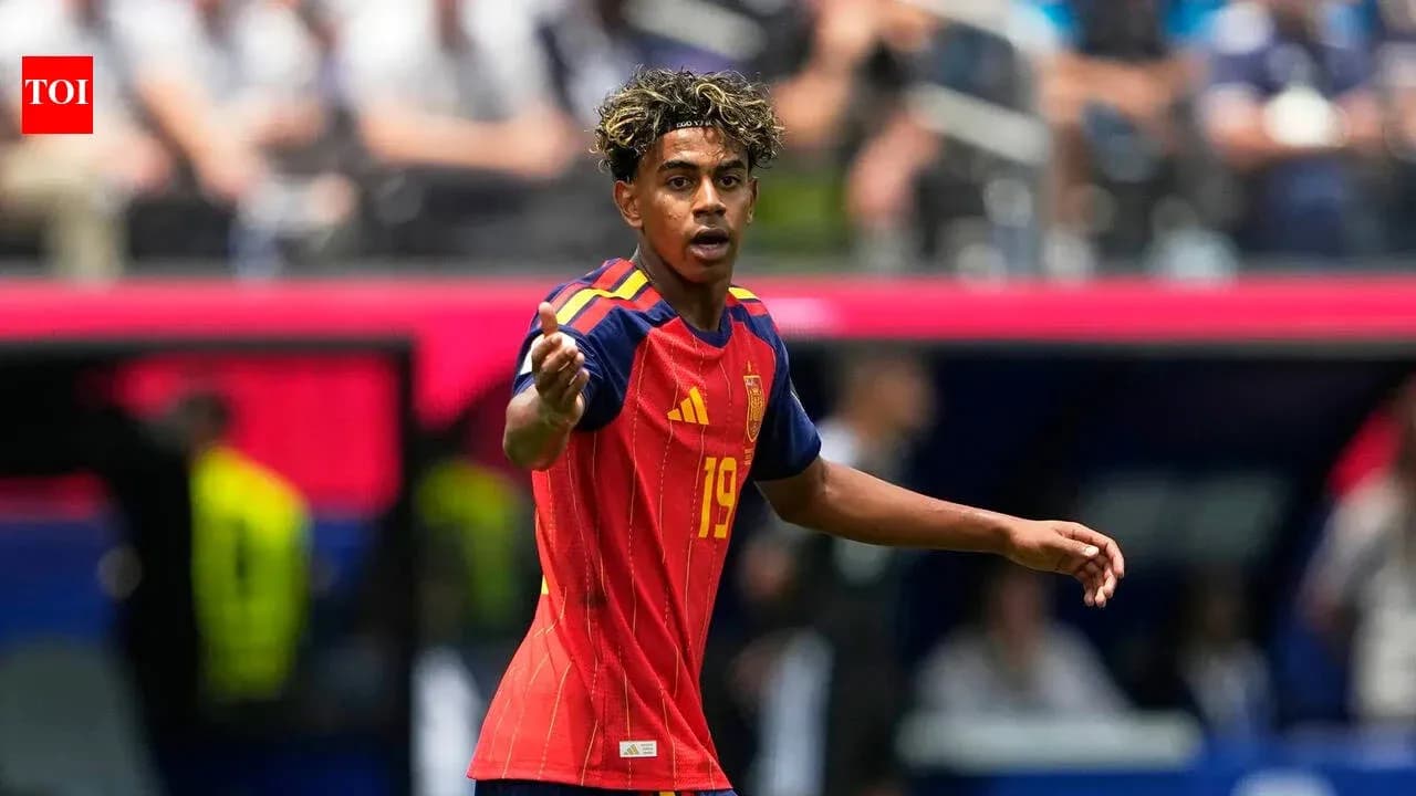 Jugador de España señalando durante el partido