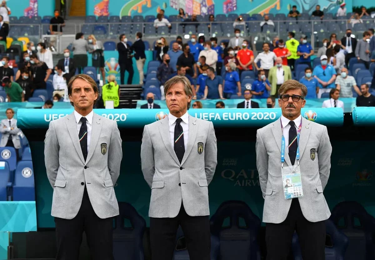 Entrenadores de Italia en el banquillo durante UEFA Euro 2020
