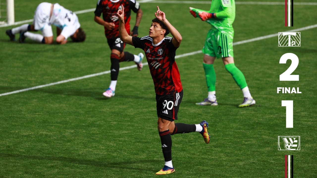 Jugador celebra gol en partido de fútbol