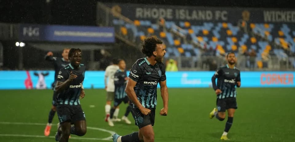 Jugadores de Rhode Island celebrando un gol