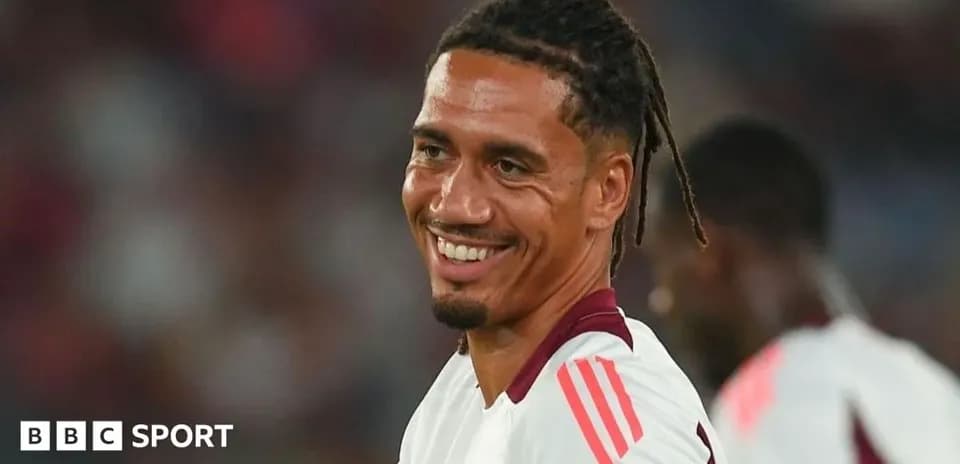 Jugador sonriendo durante el calentamiento en el campo