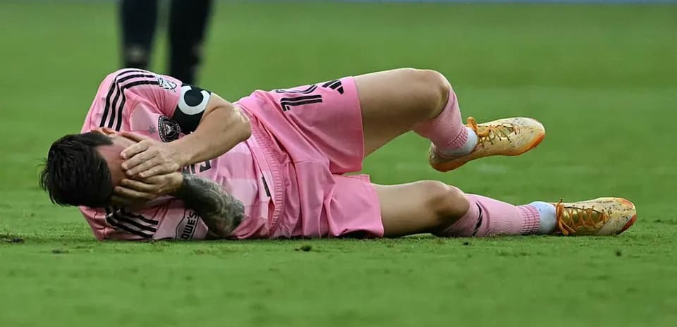 Jugador caído en el campo durante un partido