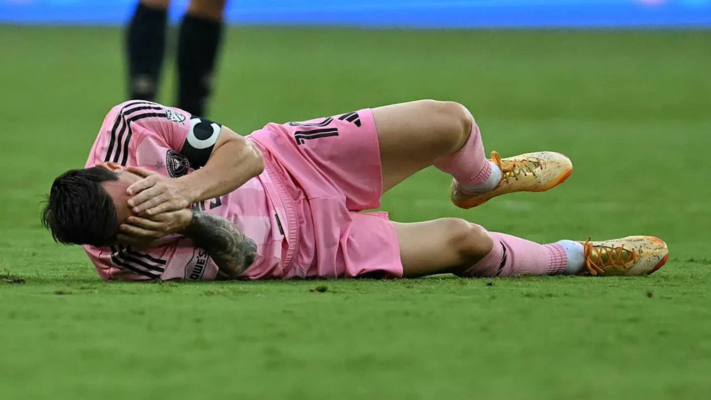 Jugador caído en el campo durante un partido