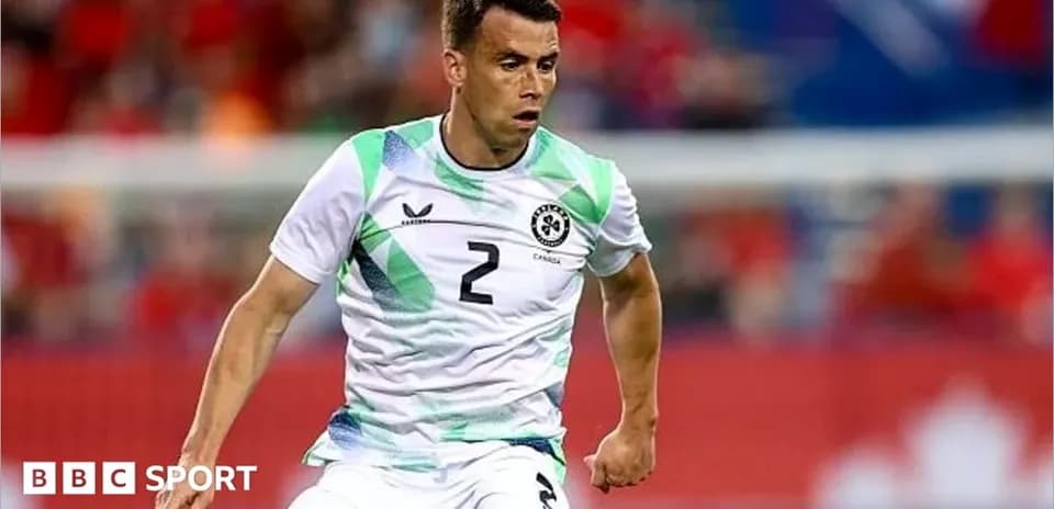 Jugador corriendo con balón durante partido de fútbol