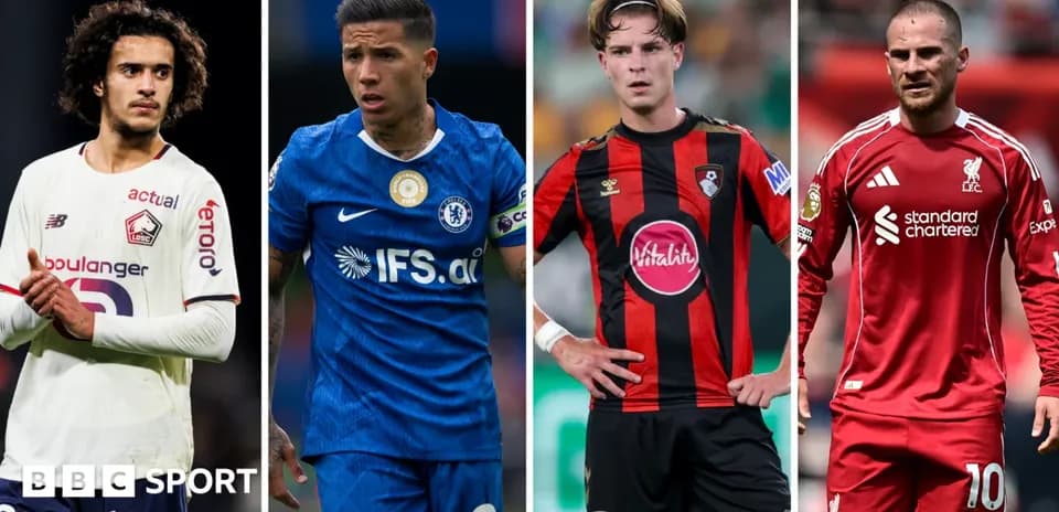 Cuatro futbolistas en acción con diferentes camisetas