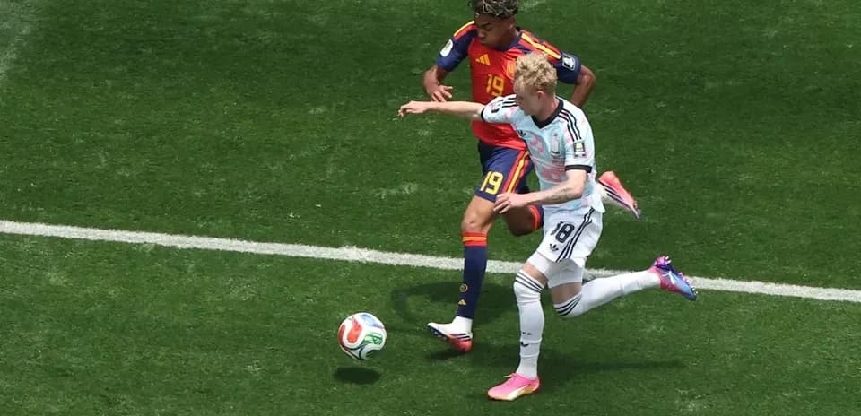 Jugador de España y Alemania luchando por el balón