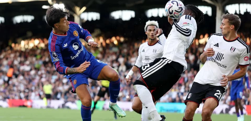 Jugador de Manchester United en acción contra Fulham