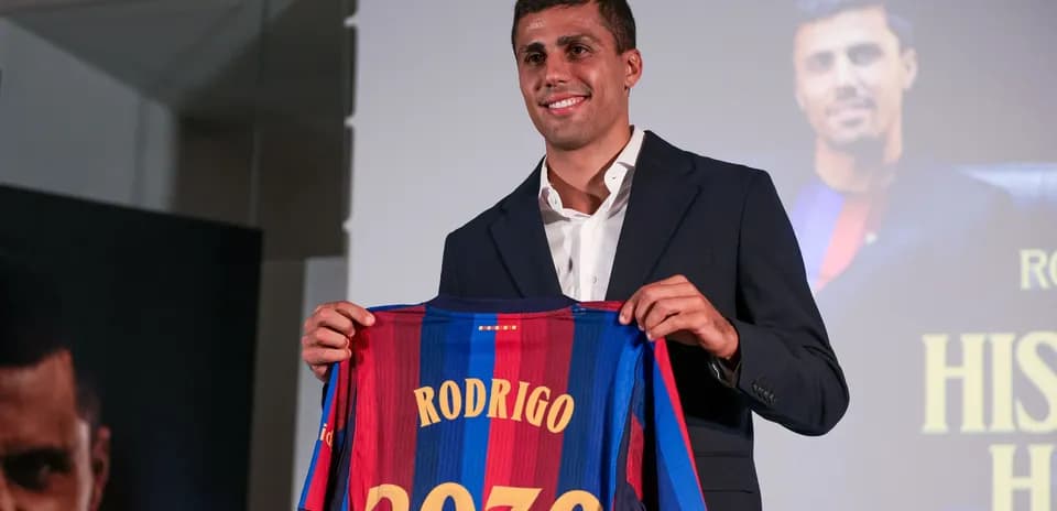 Jugador presenta camiseta del FC Barcelona con nombre