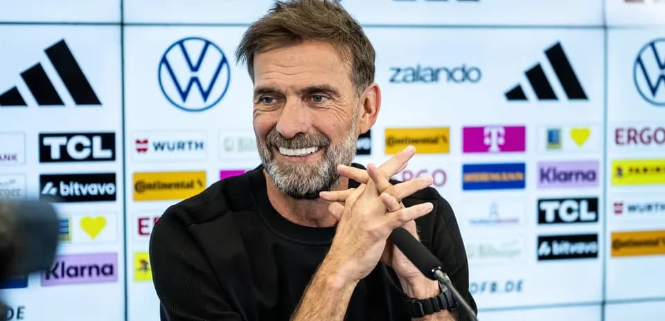 Entrenador hablando en conferencia de prensa