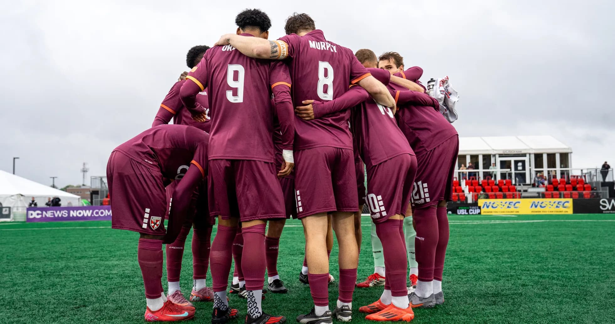 Jugadores de Loudoun United en huddle previo al partido