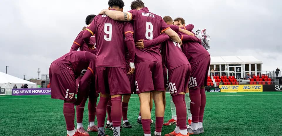 Jugadores de Loudoun United en huddle previo al partido