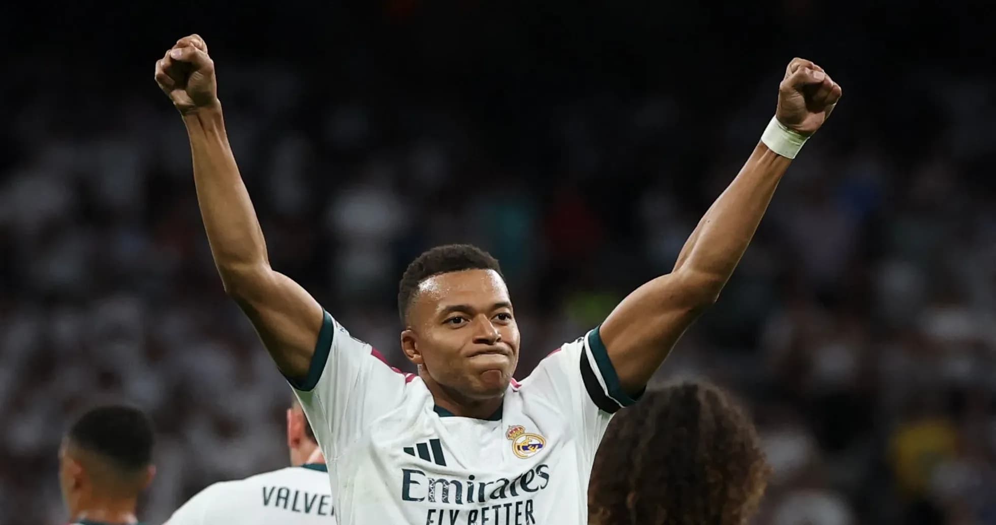 Jugador de Real Madrid celebrando con los brazos en alto