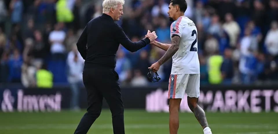 Entrenador saludando a jugador tras el partido