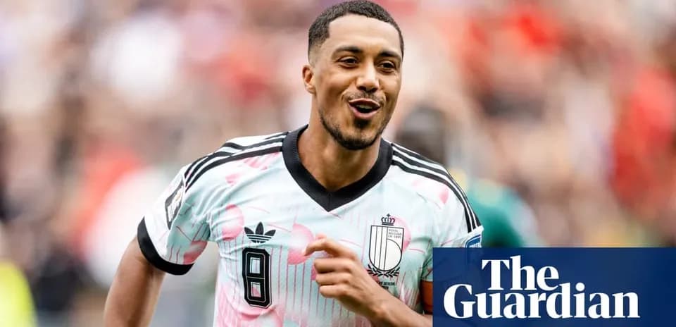 Jugador sonriendo con camiseta del equipo durante partido