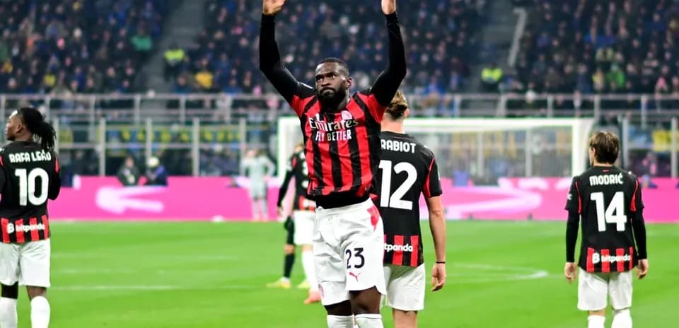 Jugadores de AC Milan celebrando en el campo