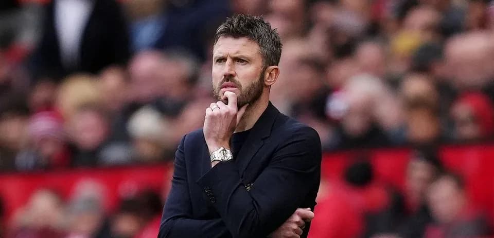 Entrenador observando el partido desde la banda