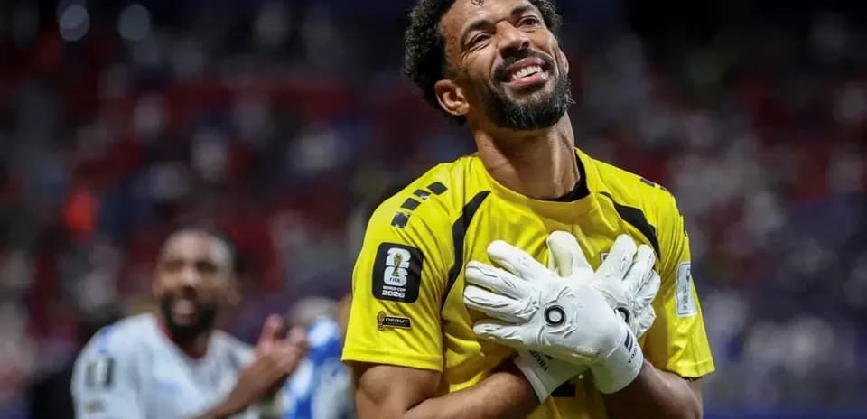 Portero celebrando con guantes después del partido