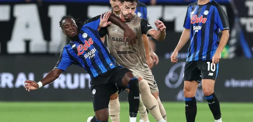 Jugadores de Atalanta y Cagliari en acción