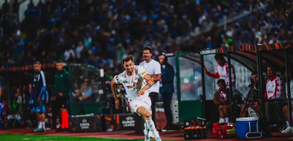 Jugador de Red Bull Salzburg corriendo en el partido