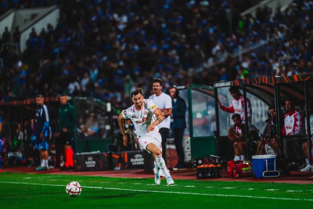 Jugador de Red Bull Salzburg corriendo en el partido