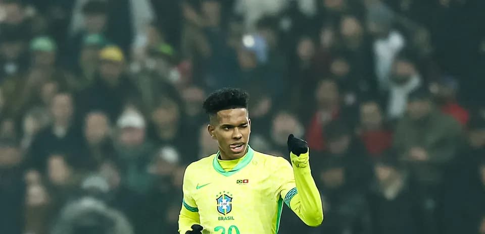 Jugador de Brasil con camiseta amarilla en acción