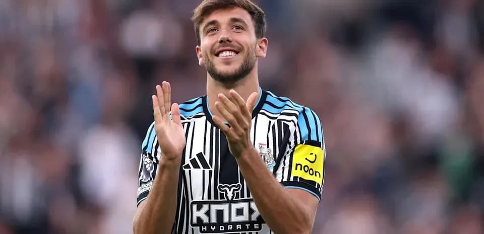 Jugador de Newcastle aplaudiendo en el campo
