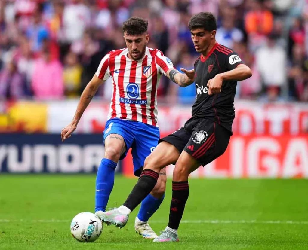 Dos jugadores compitiendo por el balón en La Liga