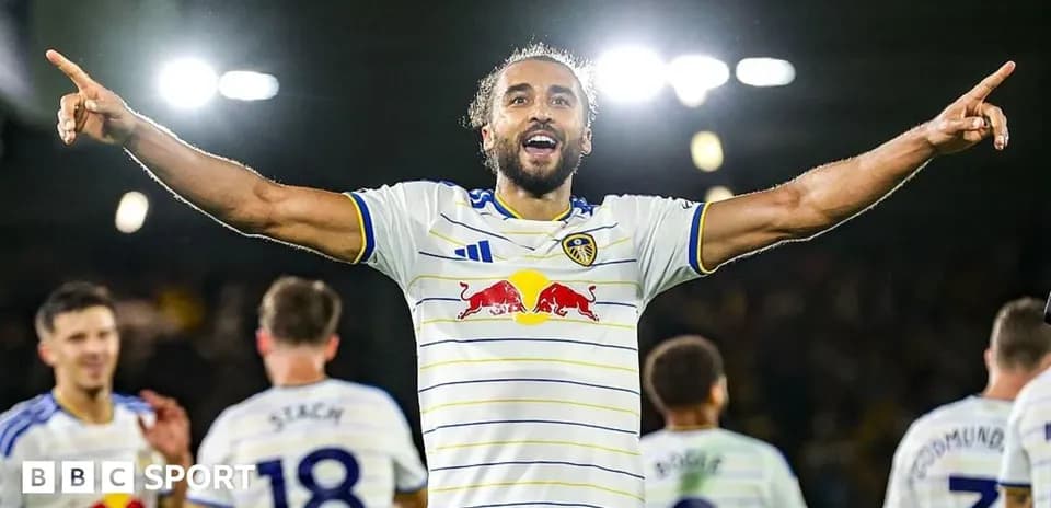 Jugador de Leeds United celebra con brazos levantados