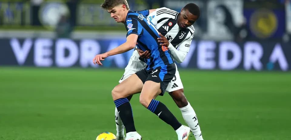 Jugadores de Juventus y Atalanta disputando el balón