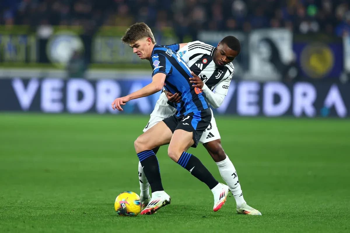 Jugadores de Juventus y Atalanta disputando el balón
