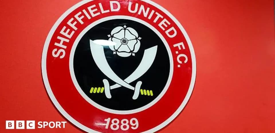 Escudo de Sheffield United F.C. en pared roja