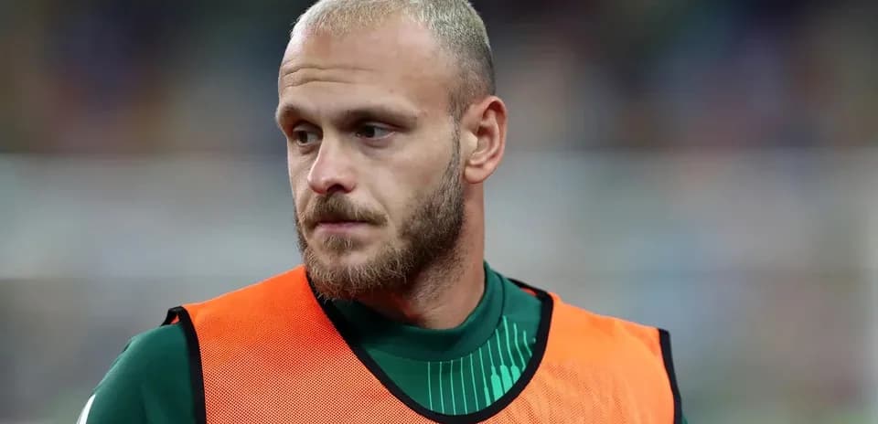 Jugador con chaleco naranja en el campo de fútbol