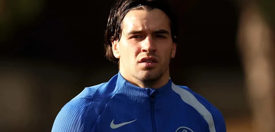 Jugador de fútbol en entrenamiento con uniforme azul