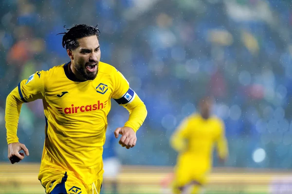 Jugador de Como celebrando un gol en el partido
