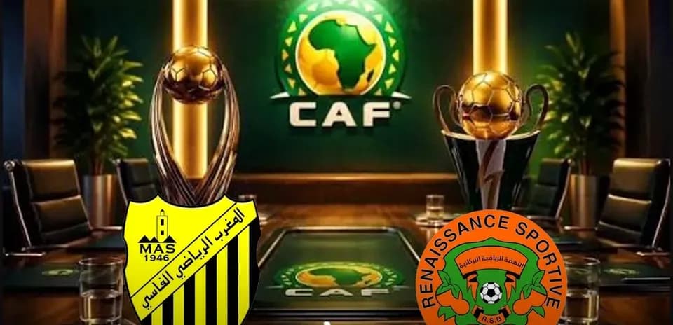 Trofeos de CAF con escudos de equipos en mesa