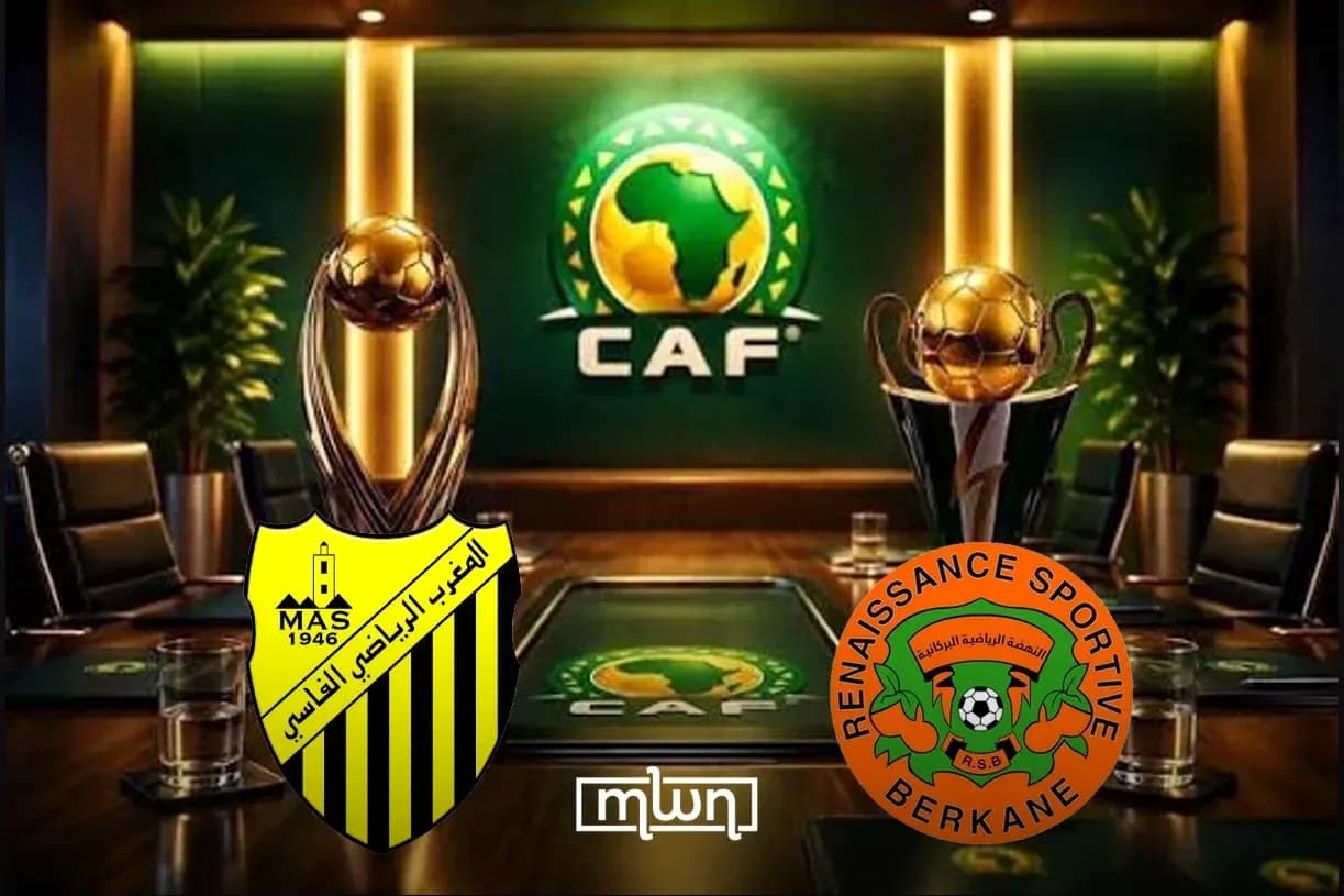 Trofeos de CAF con escudos de equipos en mesa