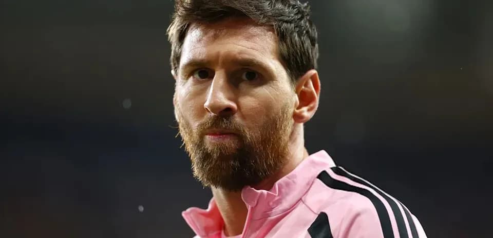 Jugador de fútbol en uniforme rosa de Inter Miami