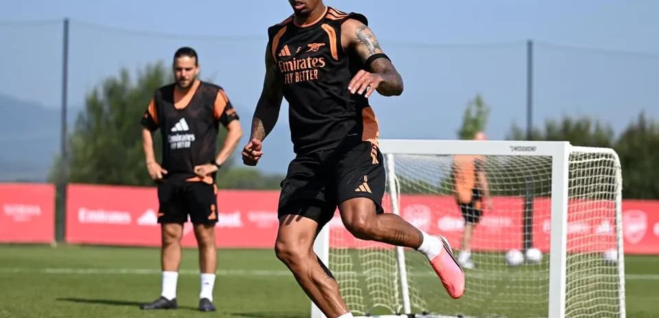 Jugador entrenando con balón en campo de fútbol
