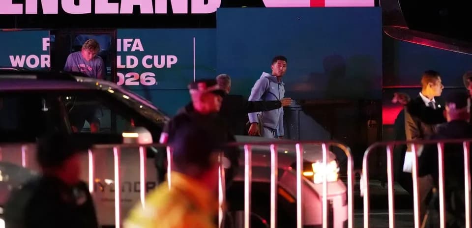 Jugadores saliendo del autobús en evento nocturno